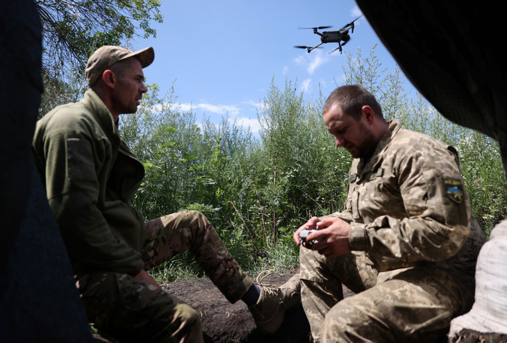 Binh lính Ukraine điều khiển thiết bị bay tại vùng Donetsk ở miền đông nước này ngày 12-7 - Ảnh: AFP