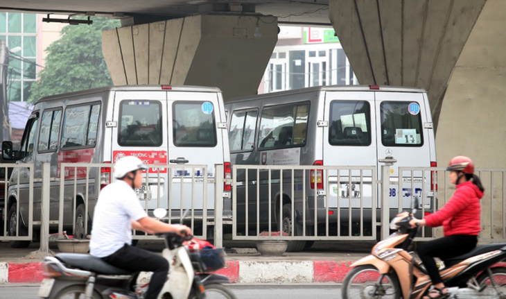 Một bãi trông xe ở gầm cầu cạn tại Hà Nội - Ảnh: NHẬT TÂN