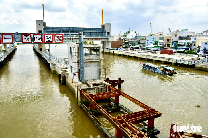 Cống ngăn triều Tân Thuận (quận 4 và quận 7) nằm trên kênh Tẻ, được kỳ vọng là giải pháp ngăn triều từ sông Sài Gòn vào kênh Tẻ, kênh Đôi, Tàu Hủ và Bến Nghé, giúp người dân các quận 4, 7, 8 thoát cảnh ngập nước - Ảnh: T.T.D.
