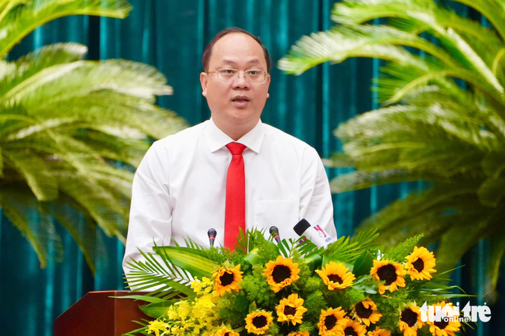 Phó bí thư Thành ủy TP.HCM Nguyễn Hồ Hải báo cáo kết quả đánh giá giữa nhiệm kỳ - Ảnh: HỮU HẠNH