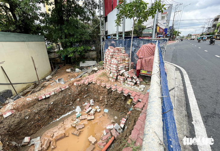 Vỉa hè tại giao lộ đường số 16 và đường Lê Văn Chí (TP Thủ Đức) bị đào lên để ngầm hóa điện - Ảnh: CHÂU TUẤN