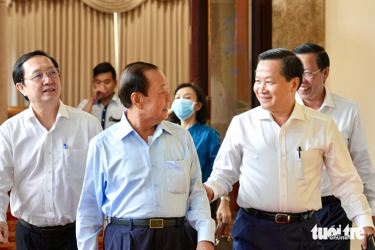 Phó thủ tướng Lê Minh Khái (bìa phải) trò chuyện cùng nguyên Bí thư Thành ủy TP.HCM Lê Thanh Hải (giữa) - Ảnh: HỮU HẠNH