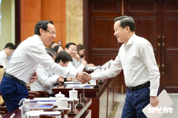 Phó thủ tướng Chính phủ Lê Minh Khái (bên phải) cùng Bí thư Thành ủy TP.HCM Nguyễn Văn Nên - Ảnh: HỮU HẠNH