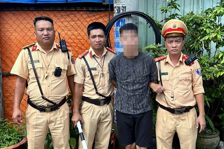 Lực lượng cảnh sát giao thông ngã ba Thái Lan bắt giữ nghi can B.T.C. đang trên đường chạy trốn - Ảnh: CTV