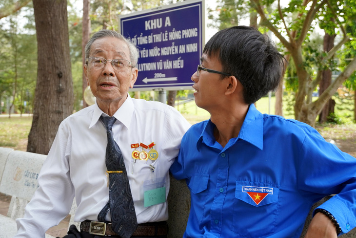 Một cựu tù chính trị Côn Đảo trò chuyện với thế hệ trẻ tại nghĩa trang Hàng Dương, Côn Đảo - Ảnh: Đ.H.