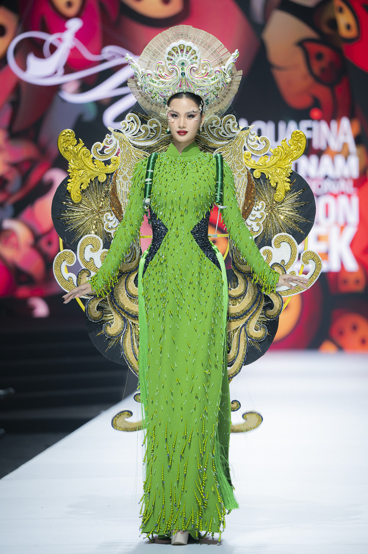 Người mẫu Hương Ly đảm nhận vai trò mở màn cho show diễn. Xuất hiện trên sân khấu, chân dài quê Gia Lai gây ấn tượng bởi những bước catwalk uyển chuyển trong tà áo dài xanh lá.