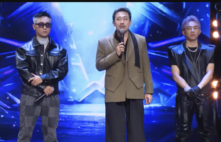 Hai thí sinh team B Ray là Huỳnh Công Hiếu và DT Tập Rap trình diễn đối kháng