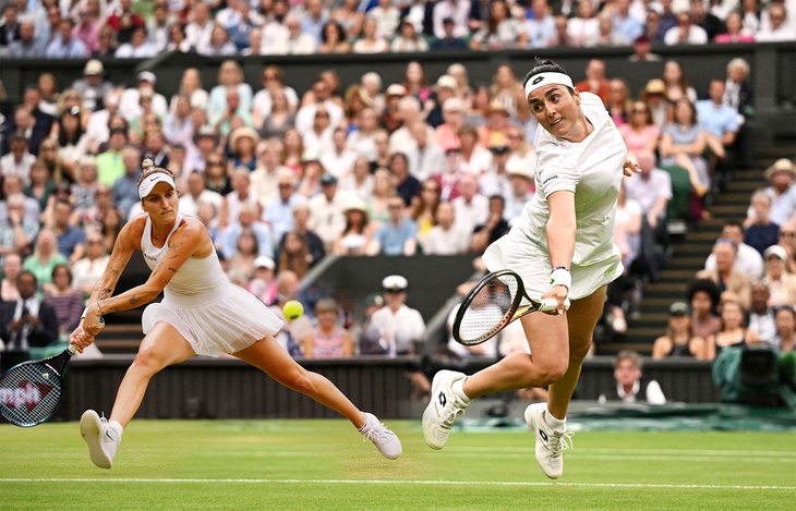 Vondrousova (trái) đối đầu Jabeur ở chung kết đơn nữ Wimbledon 2023 - Ảnh: Reuters