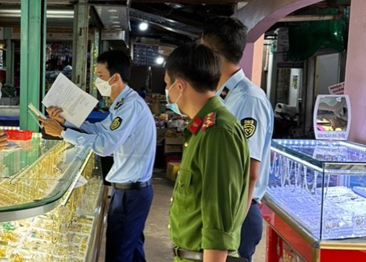 Lực lượng quản lý thị trường tỉnh Kiên Giang kiểm tra tại doanh nghiệp kinh doanh sản phẩm từ ngà voi không hợp pháp - Ảnh: QLTT