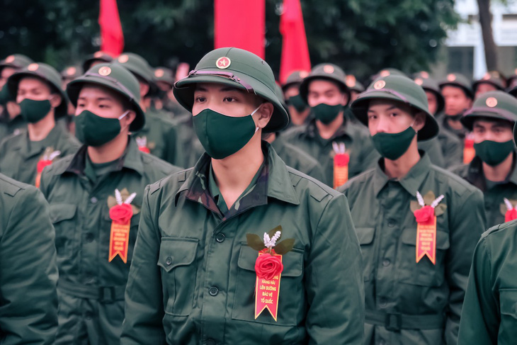 Các thanh niên lên đường nhập ngũ ở Hà Nội - Ảnh: NAM TRẦN
