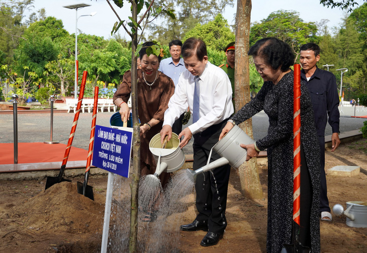 Nguyên Chủ tịch nước Nguyễn Minh Triết (giữa) và nguyên Phó chủ tịch nước Trương Mỹ Hoa (bìa phải) trồng cây lưu niệm tại nghĩa trang Hàng Dương, Côn Đảo tháng 4-2019 - Ảnh: ĐÔNG HÀ