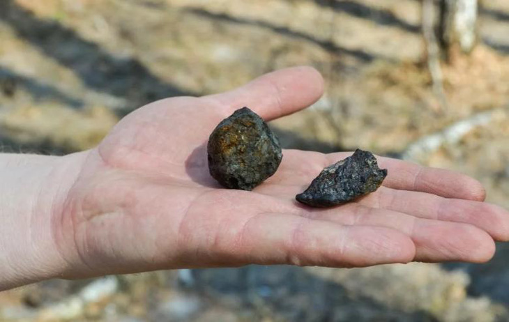 Hai trong số mảnh thiên thạch được tìm thấy trên sân thượng của người phụ nữ - Ảnh: ALL CRYSTAL