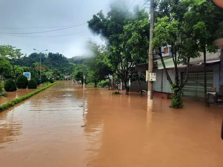 Một đoạn tuyến đường 6B đoạn qua trung tâm huyện Quỳnh Nhai ngập sâu - Ảnh: P.THẢO
