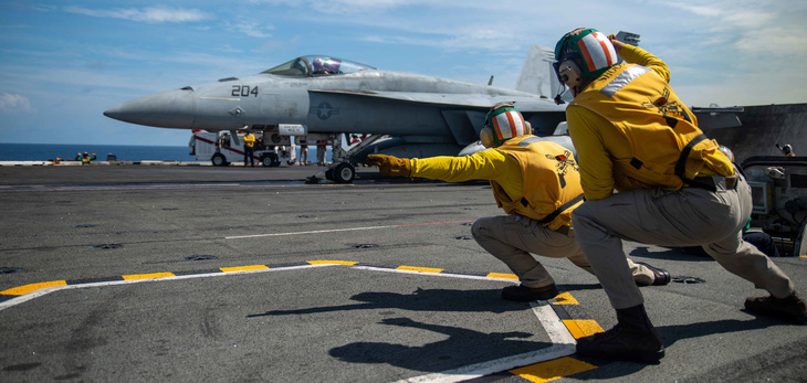 Tiêm kích trên tàu sân bay USS Ronald Reagan của Mỹ chuẩn bị cất cánh - Ảnh: Bộ Quốc phòng Mỹ