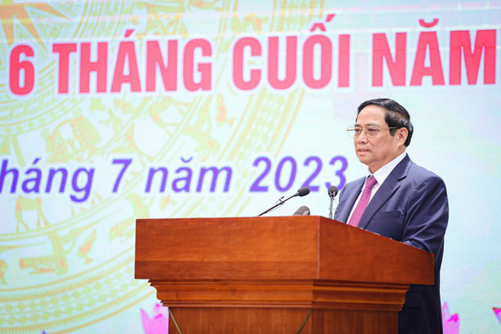 Thủ tướng Phạm Minh Chính yêu cầu ngành ngân hàng tiếp tục hạ lãi suất cho vay để hỗ trợ người dân và doanh nghiệp - Ảnh: VGP