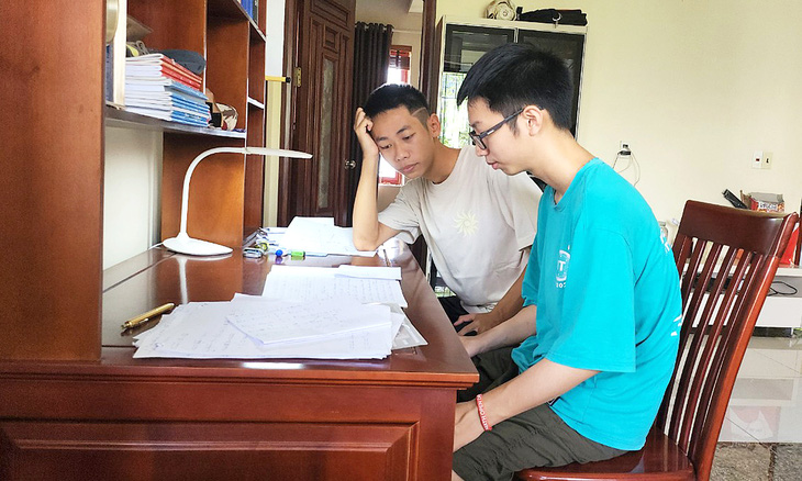 Anh em Nguyễn Thuận Hưng (áo trắng) và Nguyễn An Thịnh có chung niềm đam mê toán học và cùng giành huy chương vàng toán quốc tế - Ảnh: TIẾN THẮNG