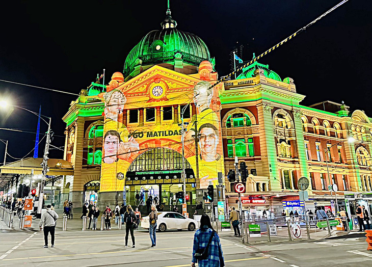 Mặt tiền nhà ga chính Flinders trung tâm Melbourne rộn ràng không khí World Cup nữ 2023 - Ảnh: TR.N.