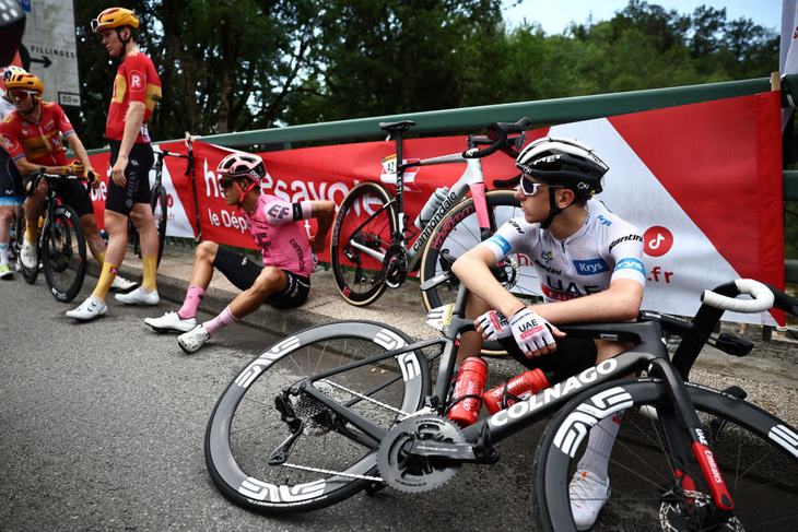 Chặng 14 Giải đua xe đạp Tour de France gặp tai nạn sau khi xuất phát 6km - Ảnh: REUTERS