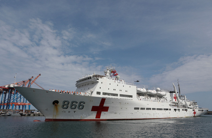 Tàu bệnh viện Peace Ark của Hải quân Trung Quốc - Ảnh: REUTERS