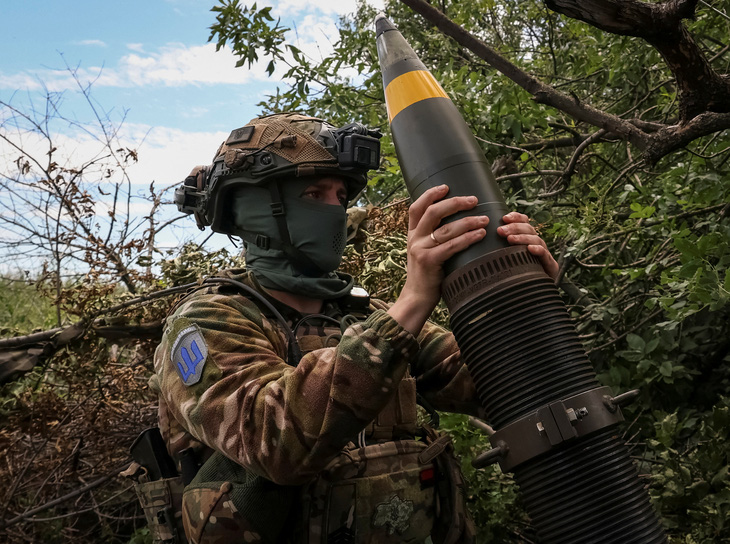 Quân nhân Ukraine chuẩn bị bắn vào mục tiêu ở gần thành phố Bakhmut ngày 13-7 - Ảnh: REUTERS