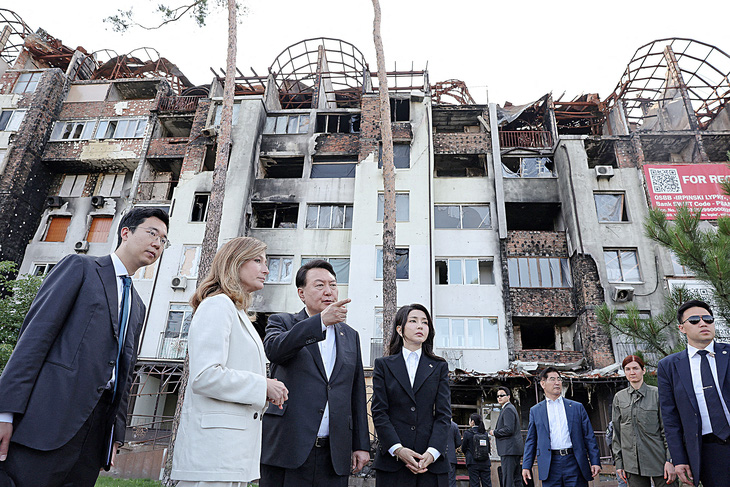 Tổng thống Yoon Suk Yeol và đệ nhất phu nhân Kim Keon Hee thăm thị trấn Irpin (Ukraine) bị thiệt hại nặng trong chiến tranh vào hôm 15-7 - Ảnh: REUTERS