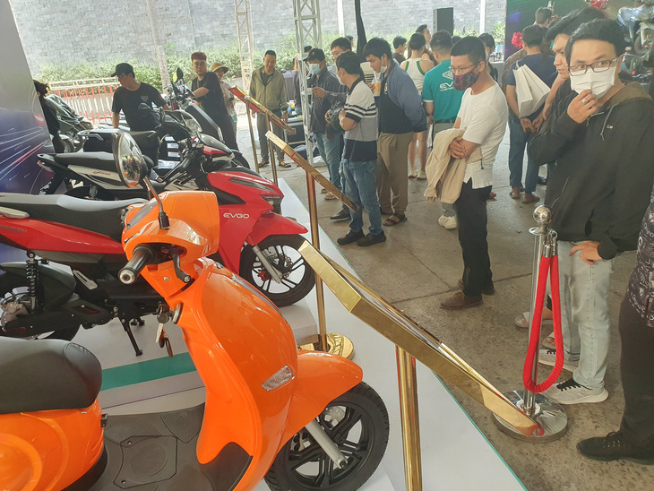 Khách hàng tham khảo các dòng xe máy điện trưng bày tại một sự kiện mới đây ở TP.HCM - Ảnh: CÔNG TRUNG