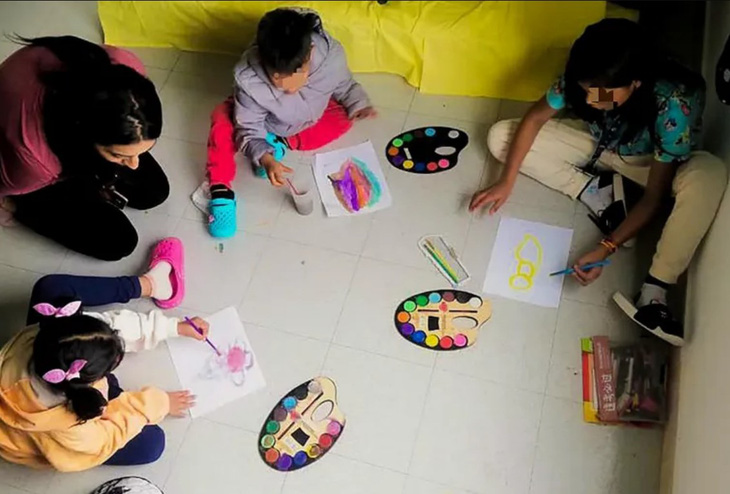 Bốn đứa trẻ vui chơi trong một trung tâm phục hồi sau khi xuất viện - Ảnh: REUTERS