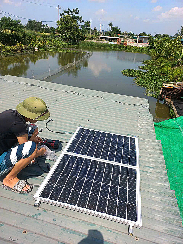 Anh Điển trực tiếp lắp pin mặt trời cho nhiều khách hàng của mình - Ảnh: TÂM LÊ