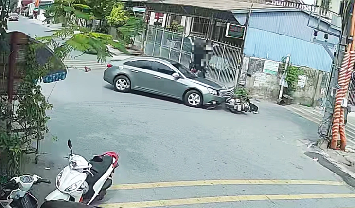 Khoảnh khắc người phụ nữ bị hất tung lên cao khi ô tô con tông trực diện vào xe máy - Ảnh cắt từ video