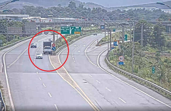 Chiếc xe tải tông người phụ nữ trên đường cao tốc Nội Bài - Lào Cai chiều 16-7 - Ảnh cắt từ clip
