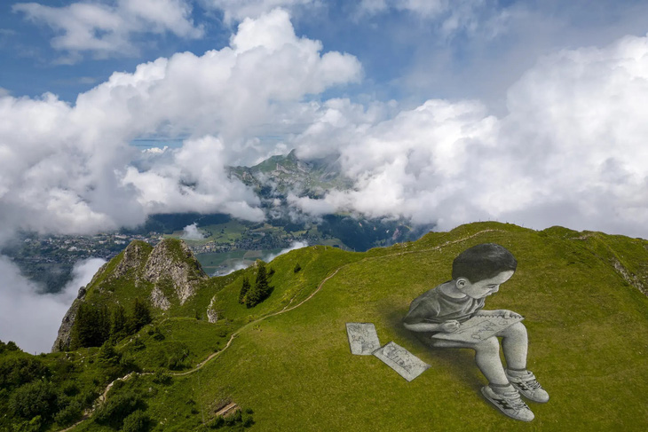 Đây chính là tên của bức vẽ trên mặt đất của họa sĩ mang hai quốc tịch Pháp-Thụy Sĩ Saype tại khu vực gần đỉnh núi Grand Chamossaire (Thụy Sĩ) thuộc dãy Alps. Ảnh chụp ngày 13-7-2023 - Ảnh: EPA