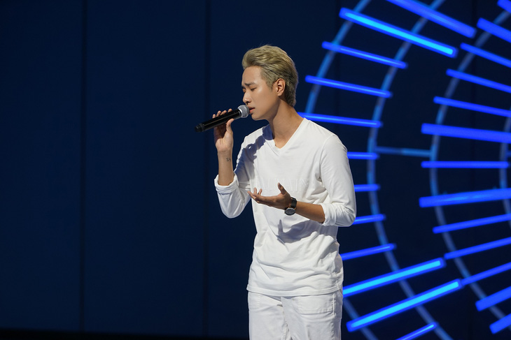 Hà An Huy  dự thi ca khúc &quot;Rơi&quot; do chính anh sáng tác tại tập 2 Vietnam Idol 2023 - Ảnh chụp màn hình