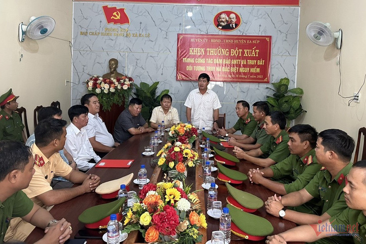 Ông Nguyễn Thiên Văn - phó chủ tịch UBND tỉnh Đắk Lắk - chủ trì buổi khen thưởng các tập thể, cá nhân đã truy bắt được 3 nghi phạm bị truy nã đặc biệt - Ảnh: TÂM AN