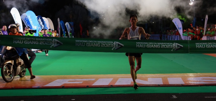 Runner Lê Hữu Lộc về nhất cự ly 21km - Ảnh: TRUNG QUÂN