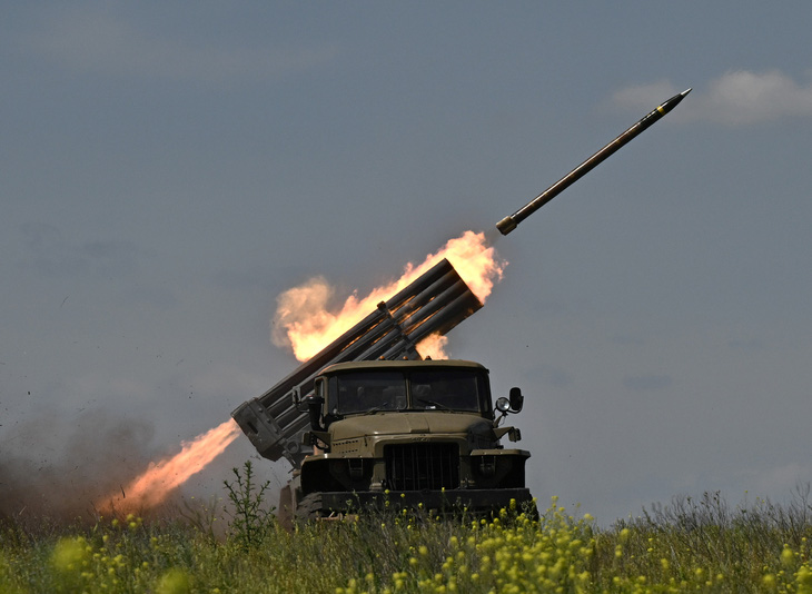 Một tổ hợp pháo tự hành Grad của Ukraine tấn công lực lượng của Nga ở gần thành phố Bakhmut ngày 20-6 - Ảnh: AFP