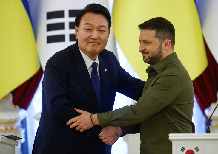 Tổng thống Hàn Quốc Yoon Suk Yeol (bên trái) bắt tay Tổng thống Ukraine Volodymyr Zelensky tại thủ đô Kiev ngày 15-7 - Ảnh: REUTERS
