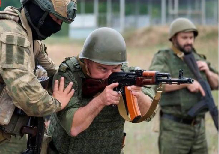 Một chiến binh thuộc nhóm Wagner của Nga tiến hành huấn luyện cho binh lính Belarus - Ảnh: REUTERS
