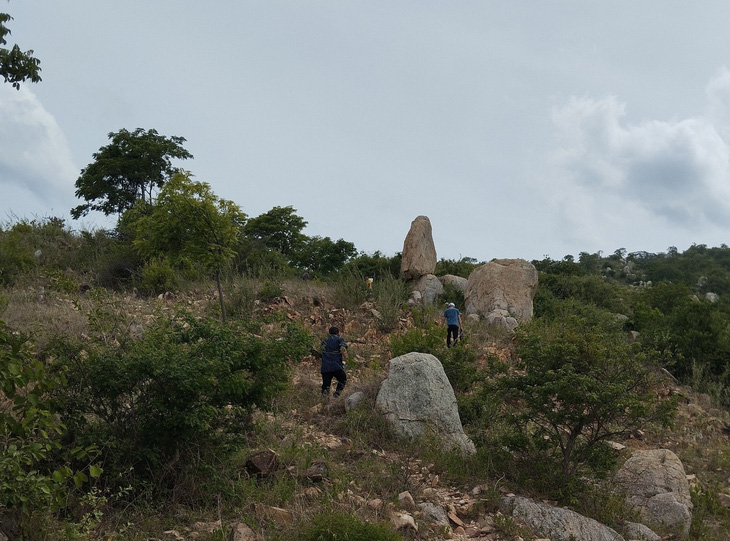 Lực lượng chức năng tiếp cận hiện trường, nơi phát hiện bộ xương người ở núi cao thuộc xã Vĩnh Tân, huyện Tuy Phong, tỉnh Bình Thuận - Ảnh: MAI THỨC