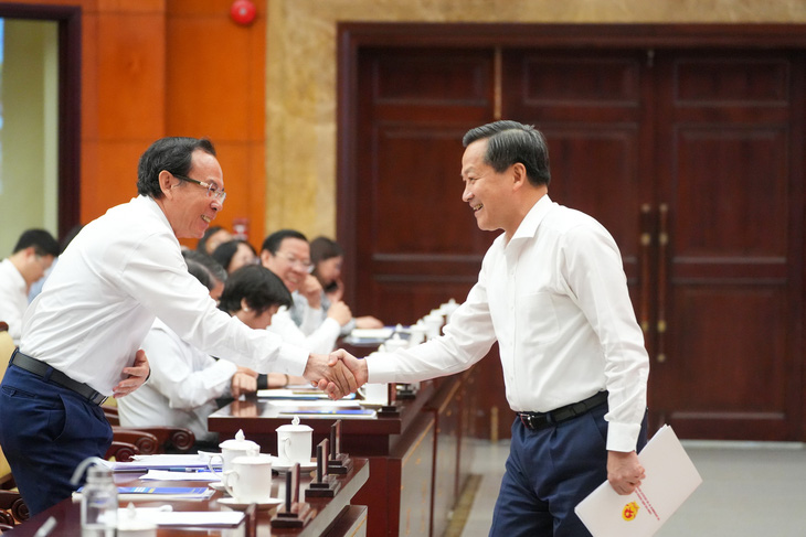 Phó thủ tướng Lê Minh Khái (phải) và Bí thư Thành ủy TP.HCM Nguyễn Văn Nên tại hội nghị - Ảnh: HỮU HẠNH