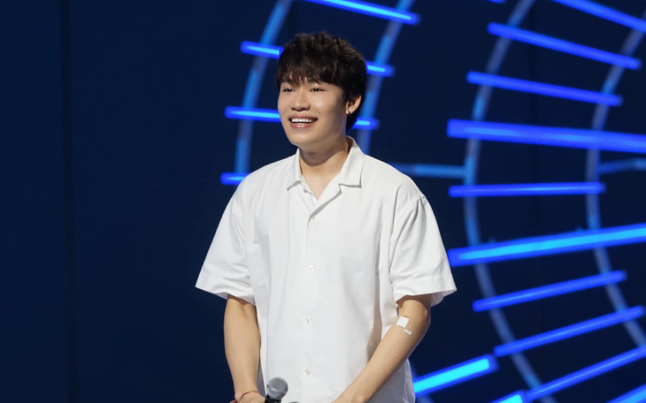 Quang Trung "đi lộn" sân khấu Vietnam Idol, ra về với vé vàng