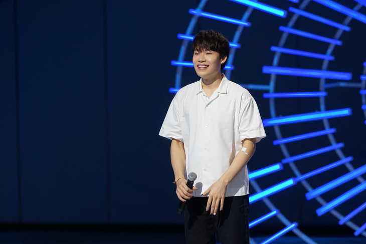 Quang Trung khiến bộ ba giám khảo Vietnam Idol tưởng đi nhầm sân khấu