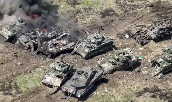 Ảnh do Bộ Quốc phòng Nga công bố. Trong ảnh: xe bọc thép Bradley và xe tăng Leopard bị phá hủy ở vùng Zaporizhzhia của Ukraine - Ảnh: BỘ QUỐC PHÒNG NGA