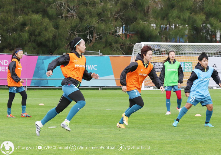 Các cầu thủ nữ Việt Nam tập luyện trên sân sáng 16-7 - Ảnh: VFF