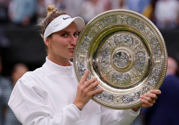 Vondrousova với danh hiệu Grand Slam đầu tiên trong sự nghiệp - Ảnh: REUTERS