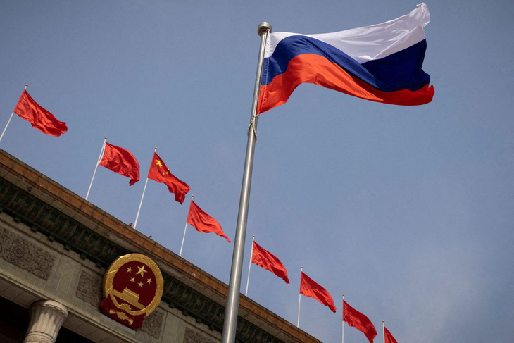 Quốc kỳ Nga trước Đại lễ đường nhân dân trước lễ đón Thủ tướng Nga Mikhail Mishustin tại Bắc Kinh, Trung Quốc ngày 24-5 - Ảnh: REUTERS