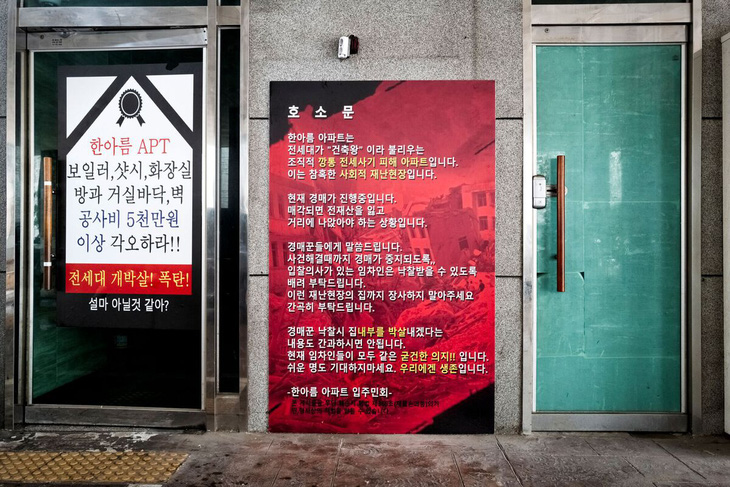 Những áp phích phản đối tại một chung cư cho thuê ở Incheon, nơi có người tự tử do bị lừa đảo khi thuê nhà theo hình thức jeonse - Ảnh: BLOOMBERG