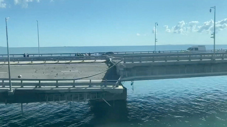 Hư hại trên cầu Crimea vào ngày 17-7 - Ảnh: REUTERS/Ủy ban điều tra Nga