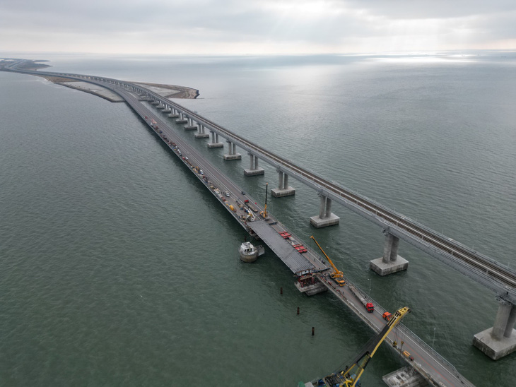 Cầu Crimea được sửa chữa hồi tháng 11-2022 sau vụ nổ vào tháng trước đó - Ảnh: AFP