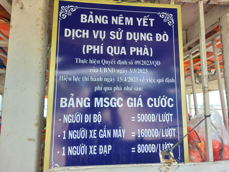 Bảng niêm yết phí qua phà An Phước - Ảnh: TỐNG KHOA