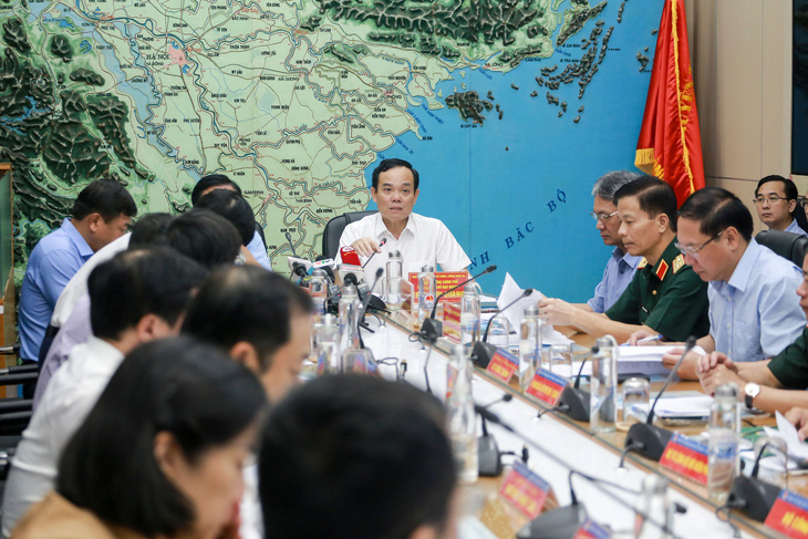 Phó thủ tướng Trần Lưu Quang chủ trì cuộc họp ứng phó bão số 1 - Ảnh: C.TUỆ